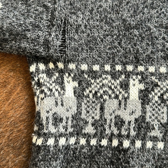 Beautiful Alpaca Winter Sweater - Picture 3 of 5